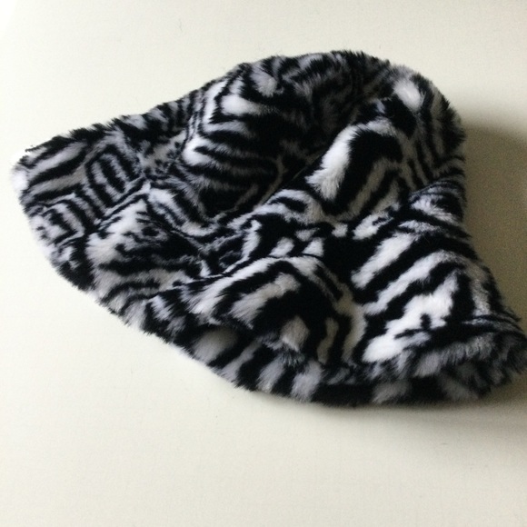 LITA BY CIARA SAFARI PRINT FAUX FUR BUCKET HAT BLACK WHITE OS NWOT main image 6